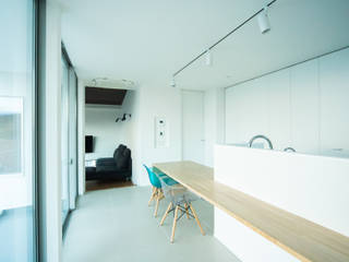宝塚の高台の家, 建築設計事務所 KADeL 建築設計事務所 KADeL モダンデザインの ダイニング 白色
