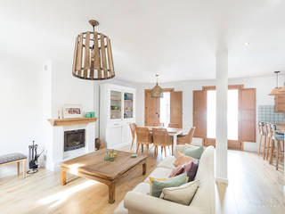 Salón con chimenea Proyectos 9 Arquitectura SC Livings de estilo mediterráneo Derivados de madera Acabado en madera