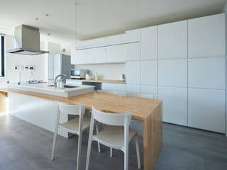ニュートラルなデザインの家, 建築設計事務所 KADeL 建築設計事務所 KADeL システムキッチン 白色