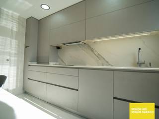 Cocina moderna en color cemento, Suarco Suarco Small kitchens Grey