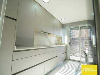 Cocina moderna en color cemento, Suarco Suarco Small kitchens Grey