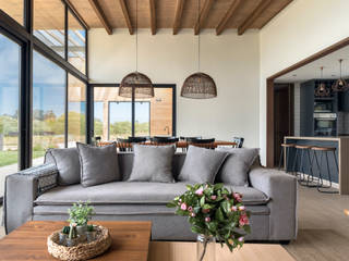 Casa Moderna de 1 Planta en Color Negro y Tonos Grises, WINTERI WINTERI Scandinavian style living room Wood Grey