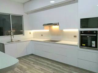 COCINA BLANCO MINIMALISTA / LIMA - PERU, 3 DECO 3 DECO Muebles de cocinas