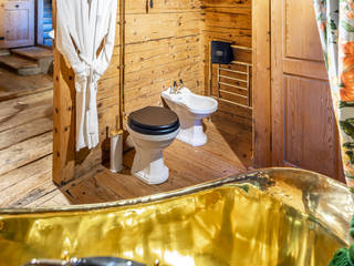 Badezimmer im Luxus Chalet , Traditional Bathrooms GmbH Traditional Bathrooms GmbH Badezimmer im Landhausstil Porzellan Weiß