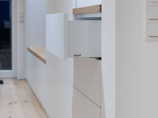 Garderobe weiß mit Eicheleisten, stilfabrik* GmbH stilfabrik* GmbH Pasillos, vestíbulos y escaleras de estilo moderno