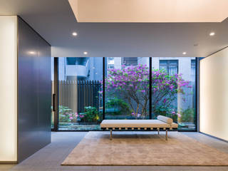 ミースのバルセロナデイベッドのある住まい, JWA，Jun Watanabe & Associates JWA，Jun Watanabe & Associates モダンデザインの リビング