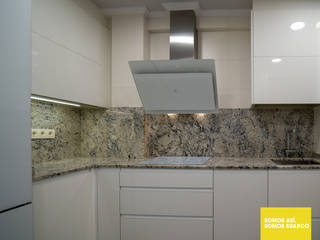 Cocina blanca en forma de L con granito, Suarco Suarco Small kitchens
