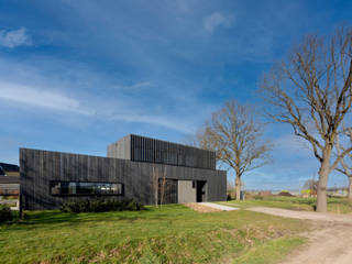 Zijdezachte zwarte villa, Joris Verhoeven Architectuur Joris Verhoeven Architectuur Rumah kayu