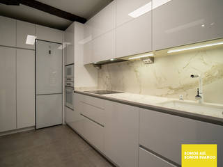 Cocina pequeña abierta blanca, Suarco Suarco Small kitchens