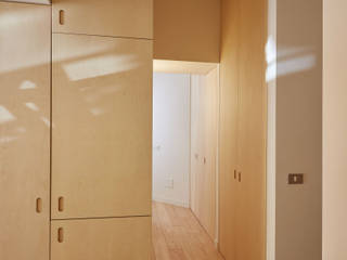 casa con alcova, Studio Dopo Studio Dopo Modern corridor, hallway & stairs