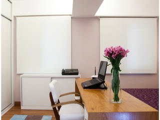 Home office integrado à suíte, Tikkanen arquitetura Tikkanen arquitetura Hauptschlafzimmer