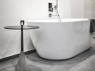Privat Villa - BoWa in Stuttgart, OONITOO GROUP - Building, Architecture & Furniture Design OONITOO GROUP - Building, Architecture & Furniture Design Modern style bathrooms White