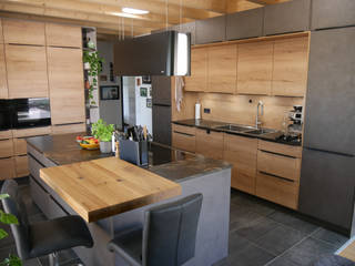 Eiche Sierra - Beton Terragrau, Küchen + Wohn - Studio Axel Trinkl Küchen + Wohn - Studio Axel Trinkl Modern kitchen