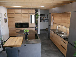 Eiche Sierra - Beton Terragrau, Küchen + Wohn - Studio Axel Trinkl Küchen + Wohn - Studio Axel Trinkl Modern kitchen