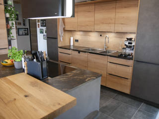 Eiche Sierra - Beton Terragrau, Küchen + Wohn - Studio Axel Trinkl Küchen + Wohn - Studio Axel Trinkl Modern kitchen