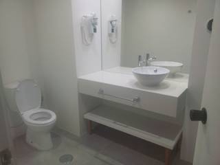 remodelação de 80 wc hotel Tivoli em Coimbra , luis Paulino luis Paulino Phòng tắm phong cách hiện đại