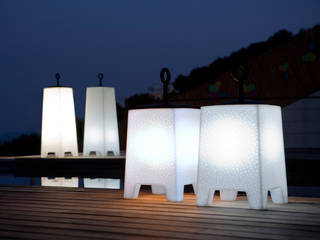 Lampe nomade cherche soirée d’été, Création Contemporaine Création Contemporaine Balcon, Veranda & Terrasse modernes