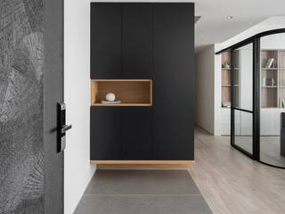Andy's home | 墨黑點綴的現代美式風格, 有隅空間規劃所 有隅空間規劃所 現代風玄關、走廊與階梯 木頭 Black