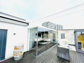 Terrassenverglasung auf einer Dachterrasse in Linz, Schmidinger Wintergärten, Fenster & Verglasungen Schmidinger Wintergärten, Fenster & Verglasungen Anexos de estilo moderno