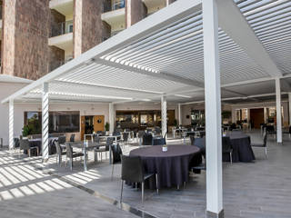 Pérgola bioclimática instalada en Hotel Meliá Alicante, Saxun Saxun Balcones y terrazas de estilo moderno
