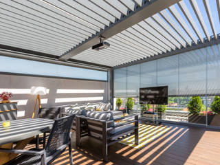 Pérgola bioclimática con Wind Screen y cortina de cristal en ático de Madrid, Saxun Saxun Modern balcony, veranda & terrace