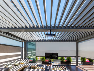 Pérgola bioclimática con Wind Screen y cortina de cristal en ático de Madrid, Saxun Saxun Nowoczesny balkon, taras i weranda