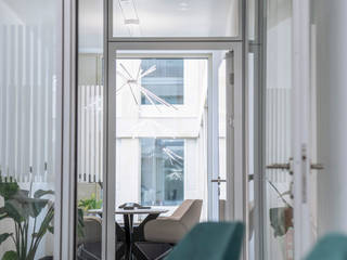 Sophisticated Workspace, Kaldma Interiors - Interior Design aus Karlsruhe Kaldma Interiors - Interior Design aus Karlsruhe Nowoczesne domowe biuro i gabinet