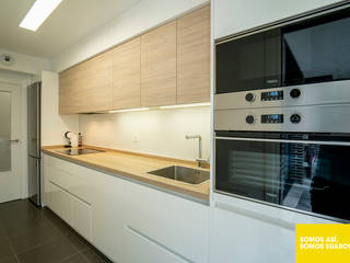 Cocina Pequeña y Estrecha Blanca con Madera, Suarco Suarco Small kitchens