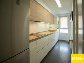 Cocina Pequeña y Estrecha Blanca con Madera, Suarco Suarco Small kitchens