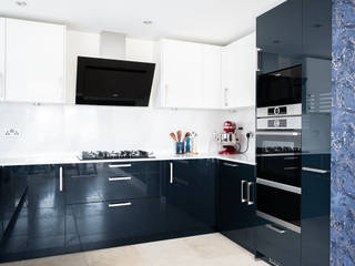 Navy and white high gloss units with Silestone Calcutta Gold worktops , Zara Kitchen Design Zara Kitchen Design Küchenzeile