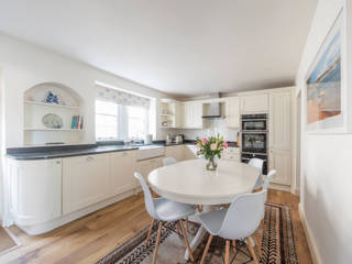 Renovated Fisherman's Cottage in Salcombe, Dupere Interior Design Dupere Interior Design Small kitchens