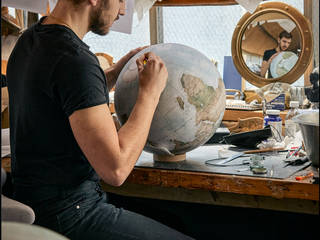 Bespoke Globes - Made to Order, Bellerby and Co Globemakers Bellerby and Co Globemakers Ruang Studi/Kantor Klasik