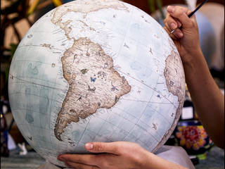 Bespoke Globes - Made to Order, Bellerby and Co Globemakers Bellerby and Co Globemakers Рабочий кабинет в классическом стиле