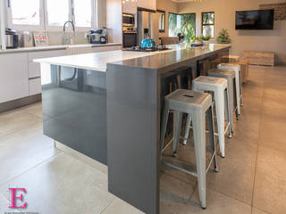 Slick Modern White & Grey Kitchen, Ergo Designer Kitchens & Cabinetry Ergo Designer Kitchens & Cabinetry Einbauküche