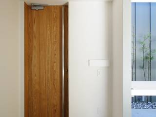 飯村の家-imure, 株式会社 空間建築-傳 株式会社 空間建築-傳 Scandinavian style corridor, hallway& stairs