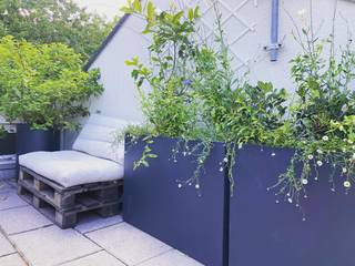 Un terrazzo intimo, ma rigoglioso , The Private Gardener The Private Gardener モダンデザインの テラス