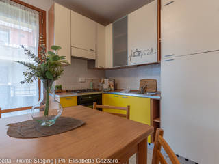 Un piccolo e grazioso appartamento in periferia, Elisabetta - Home Staging Elisabetta - Home Staging Cucina piccola Giallo