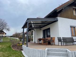 Gemütlicher Platz unter einer Terrassenüberdachung, Schmidinger Wintergärten, Fenster & Verglasungen Schmidinger Wintergärten, Fenster & Verglasungen Casetas de jardín