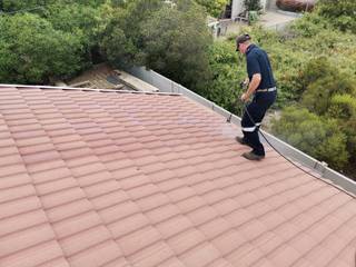 Cleaning tile roof, West Coast Roof Care (Pty) Ltd West Coast Roof Care (Pty) Ltd Rumah tinggal