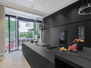 Kernsanierung eines Wohnhauses in Frankfurt, Jüttemann Architekten Jüttemann Architekten Kitchen units Black