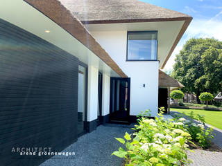 Moderne witte villa met rieten dak, Arend Groenewegen Architect BNA Arend Groenewegen Architect BNA Villa