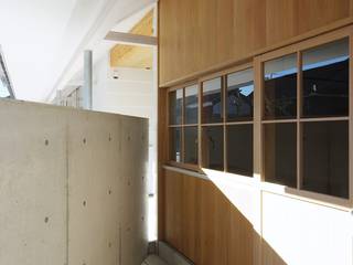 和地の家-Waji, 株式会社 空間建築-傳 株式会社 空間建築-傳 和風の 玄関&廊下&階段