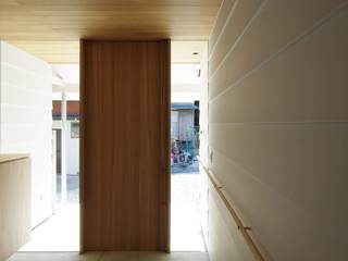 和地の家-Waji, 株式会社 空間建築-傳 株式会社 空間建築-傳 Asian style corridor, hallway & stairs