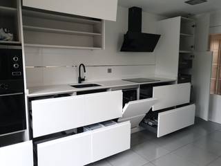 Cocina moderna en blanco y negro, Casabó interiorismo Casabó interiorismo Built-in kitchens