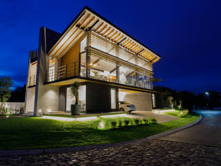 Iluminación Casa Club de Golf Amanali, emARTquitectura Arte y Diseño emARTquitectura Arte y Diseño 一戸建て住宅