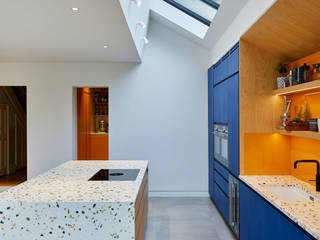A Completely Modernized Minimalist House, MOOi Architecture MOOi Architecture Cocinas integrales