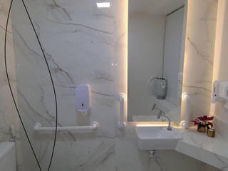 Sanitário acessível - Clínica de Dermatologia , 4escalas Arquitetura 4escalas Arquitetura Casas de banho modernas