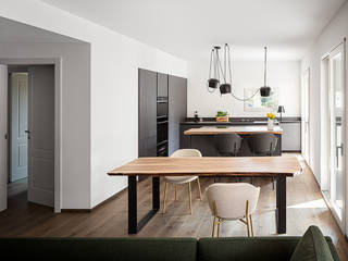 Tavolo in legno massello in essenza di Noce, Bruno Spreafico Bruno Spreafico Rustic style dining room