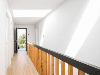 Los Dueños pidieron una Casa Moderna y este fue el resultado, 08023 Architects 08023 Architects Pasillos, vestíbulos y escaleras modernos Madera Acabado en madera