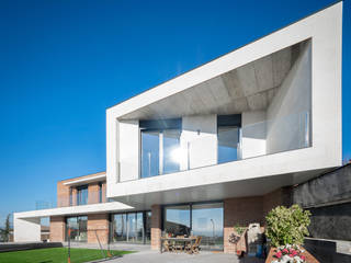 Una familia mitad Nórdica mitad Mediterránea pidieron este Diseño y así resultó, 08023 Architects 08023 Architects Casas unifamiliares Piedra